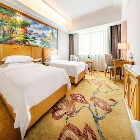 Vienna Hotel Banxuegang Road Шэньчжэнь Экстерьер фото